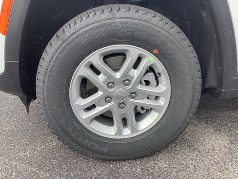 New 2025 Jeep Grand Cherokee Laredo w/ Luxury Tech Group I image 9