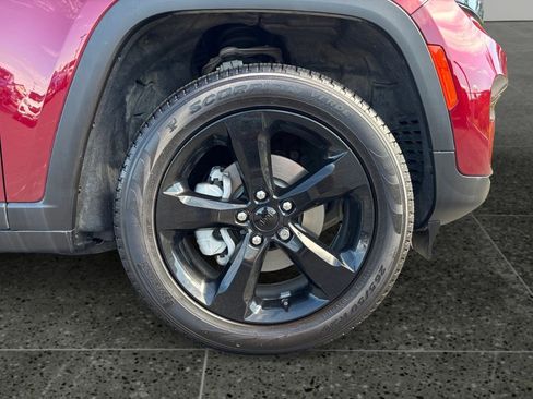 Used 2023 Jeep Grand Cherokee Limited w/ Black Appearance Package image 9