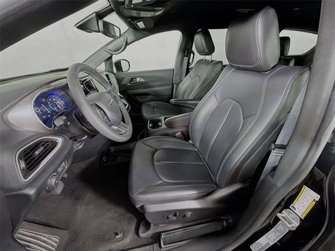 Used 2025 Chrysler Pacifica Select FWD image 2