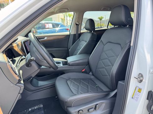 Used 2025 Volkswagen Atlas SE FWD image 16