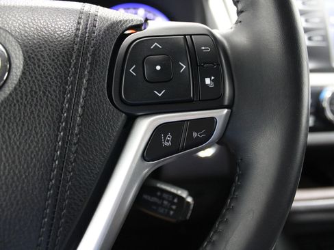 Used 2018 Toyota Highlander XLE AWD/4WD image 38