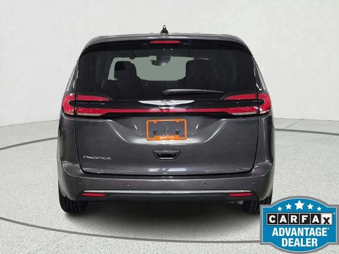 Used 2023 Chrysler Pacifica Touring-L FWD image 5