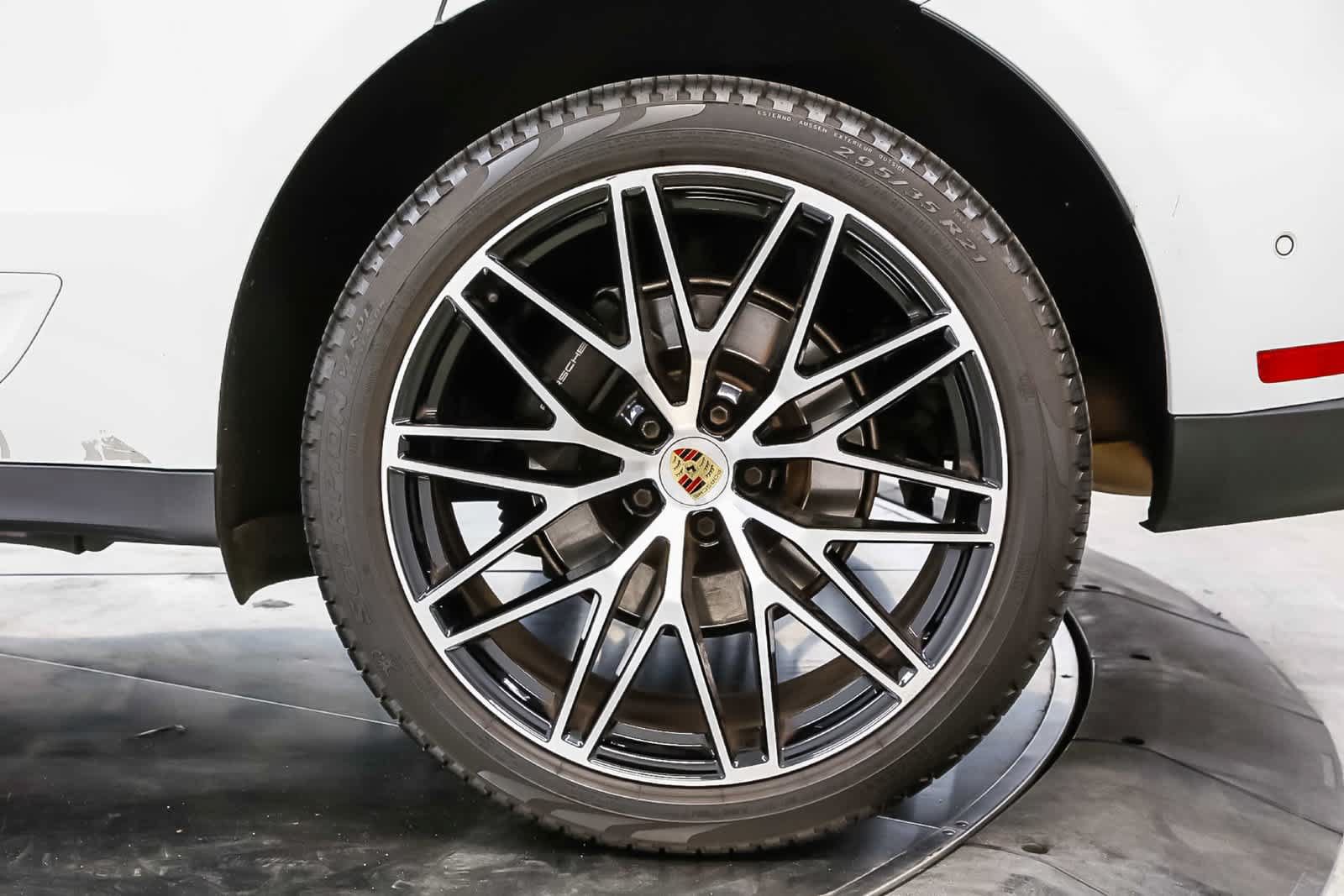 Certified 2024 Porsche Macan AWD/4WD image 12