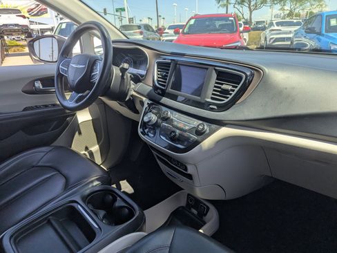 Used 2021 Chrysler Voyager Lxi image 12