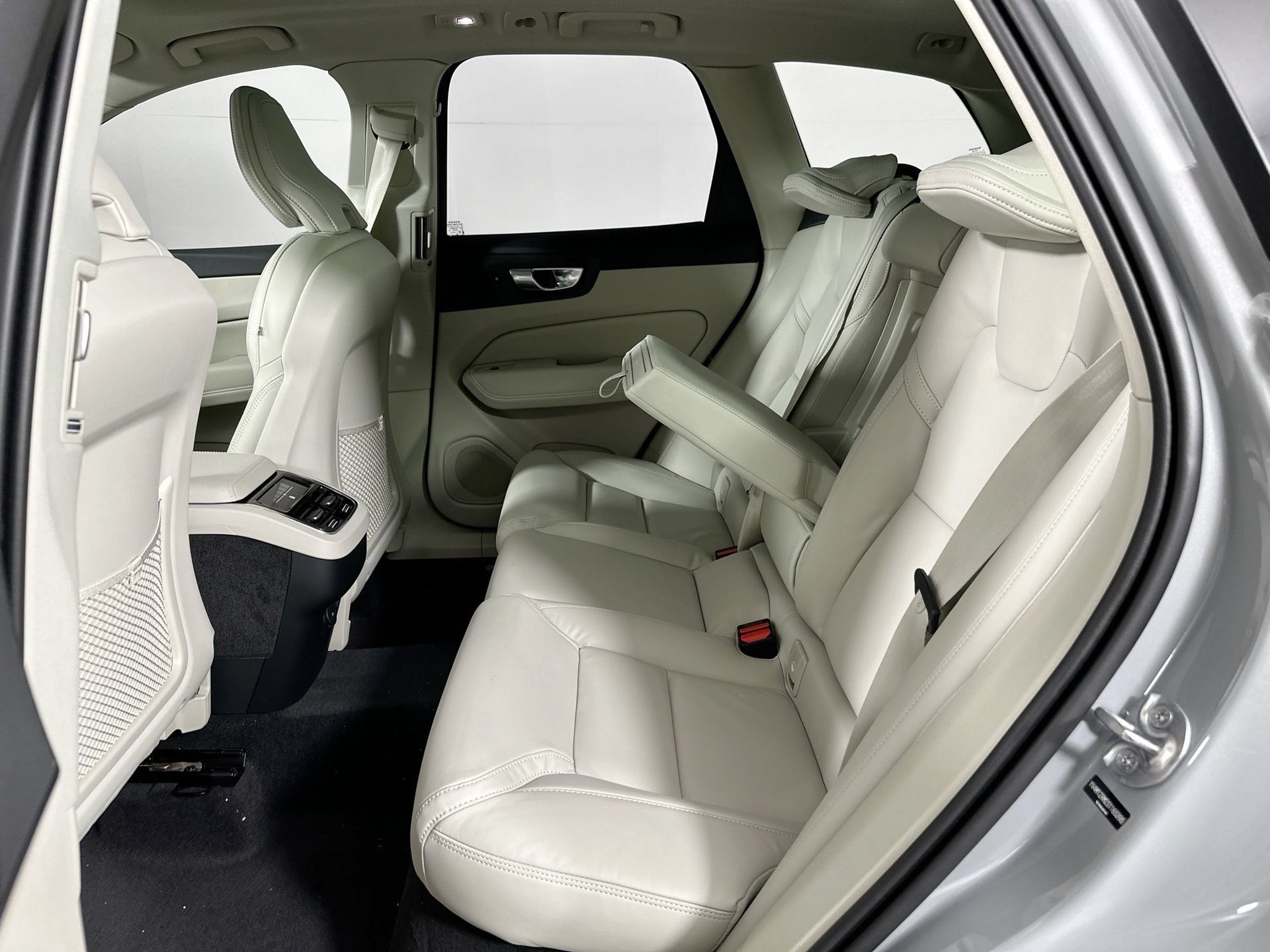 Certified 2025 Volvo XC60 B5 Ultra w/ Protection Package Premier AWD/4WD image 16
