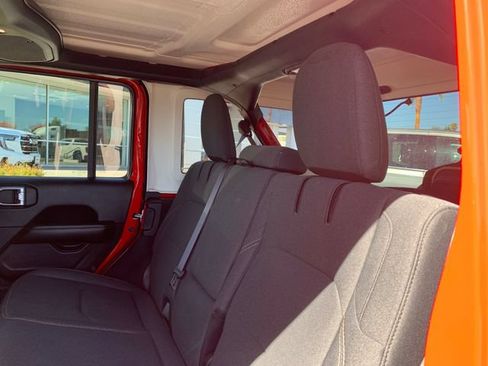 Used 2025 Jeep Wrangler Unlimited Sahara AWD/4WD image 15
