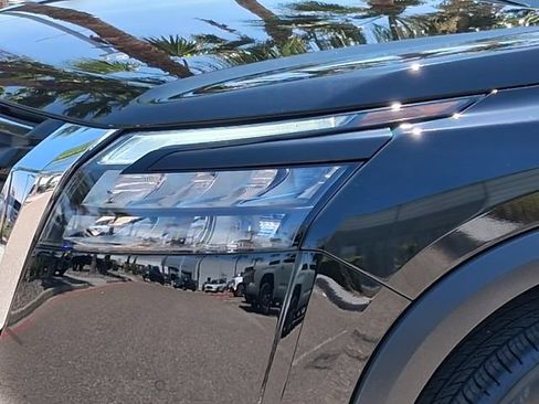 Used 2025 Nissan Pathfinder SL FWD image 7
