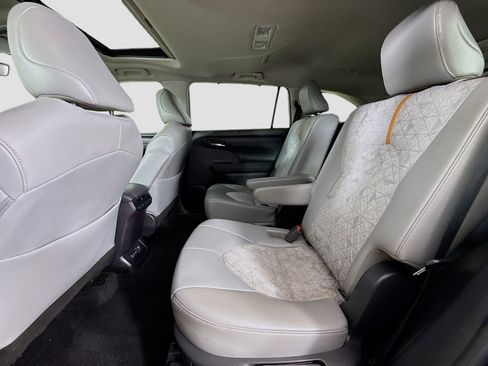 Used 2022 Toyota Highlander Bronze Edition FWD image 25