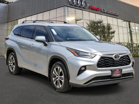 Used 2021 Toyota Highlander XLE AWD/4WD image 5