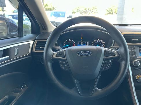 Used 2018 Ford Fusion SE image 10