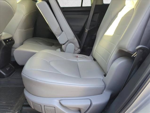 Used 2022 Toyota Highlander XLE AWD/4WD image 10