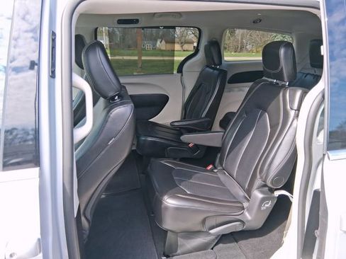 Used 2024 Chrysler Pacifica Touring-L image 20