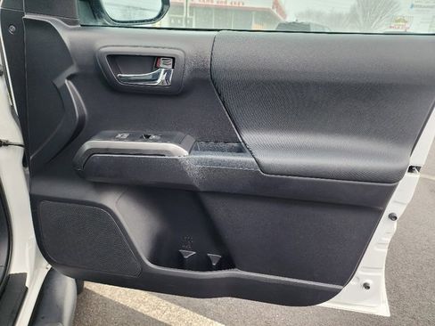 Used 2020 Toyota Tacoma TRD Sport w/ Technology Package image 10