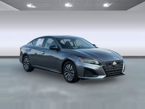 Used 2025 Nissan Altima 2.5 SV FWD image 11