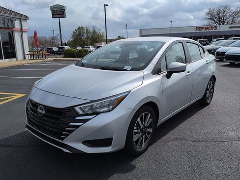 Used 2025 Nissan Versa SV FWD image 3