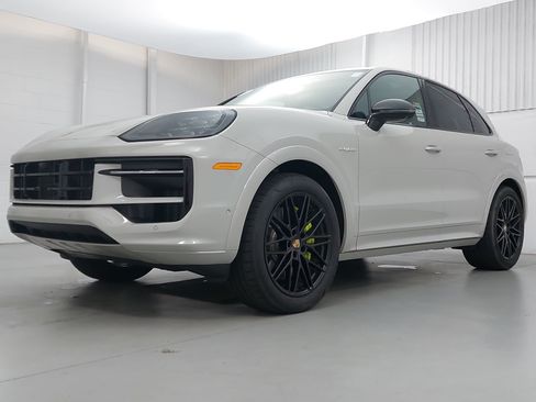 Certified 2025 Porsche Cayenne E-Hybrid AWD/4WD image 1