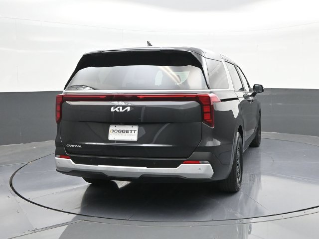 Used 2025 Kia Carnival FWD image 11