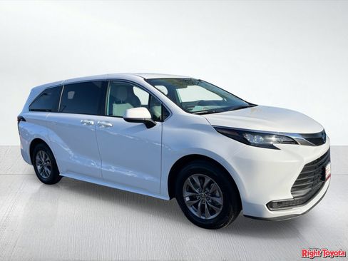 Certified 2025 Toyota Sienna LE FWD image 9