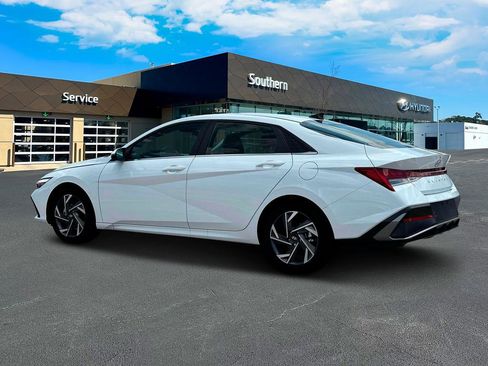 New 2025 Hyundai Elantra Limited FWD image 4