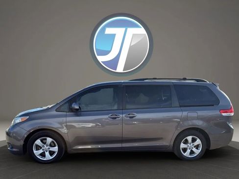 Used 2012 Toyota Sienna LE image 6