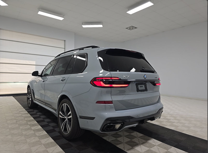 Used 2024 BMW X7 xDrive40i w/ M Sport Package AWD/4WD image 7