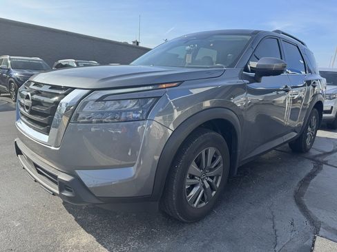 Used 2025 Nissan Pathfinder SV image 1