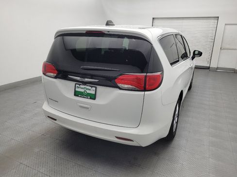 Used 2022 Chrysler Voyager LX FWD image 7