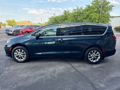Used 2023 Chrysler Pacifica Touring-L AWD/4WD image 6