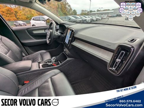 Certified 2023 Volvo XC40 B5 Plus image 24