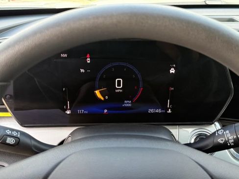 Used 2025 Chevrolet Trax LT FWD image 20