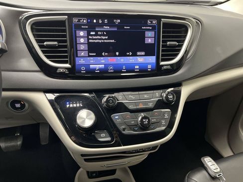 Used 2023 Chrysler Pacifica Touring-L FWD image 16