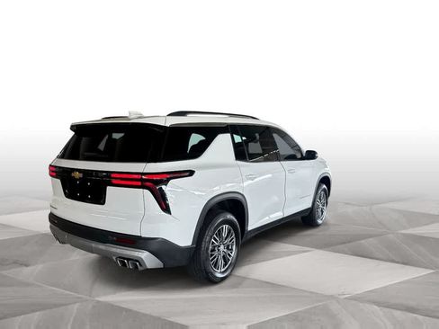 Used 2025 Chevrolet Traverse LT FWD image 8