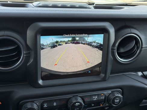 Used 2023 Jeep Wrangler Unlimited Sahara w/ Cold Weather Group AWD/4WD image 19