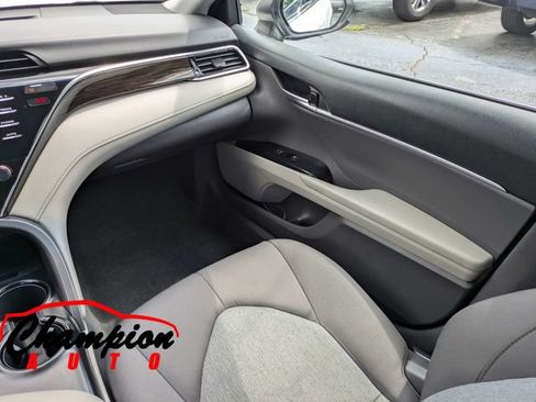 Used 2018 Toyota Camry FWD image 18
