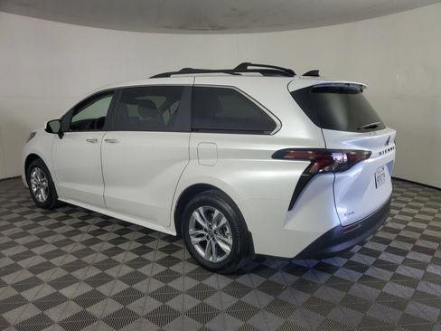 Used 2025 Toyota Sienna XLE w/ XLE Plus Package FWD image 6