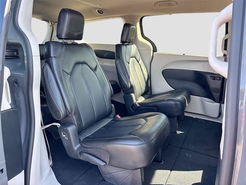 Used 2023 Chrysler Pacifica Touring-L FWD image 27