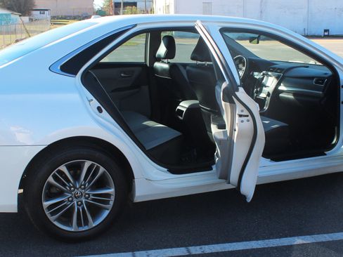 Used 2017 Toyota Camry SE w/ Moonroof Package image 11