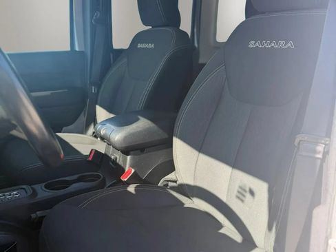 Used 2017 Jeep Wrangler Unlimited Sahara AWD/4WD image 11