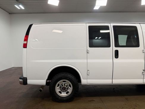 Used 2017 GMC Savana 2500 image 36