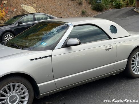 Used 2004 Ford Thunderbird image 25