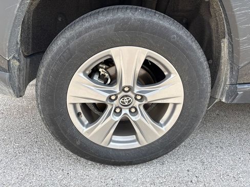 Used 2025 Toyota RAV4 XLE FWD image 21