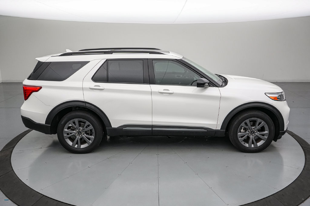 Certified 2023 Ford Explorer XLT w/ Equipment Group 202A AWD/4WD image 3