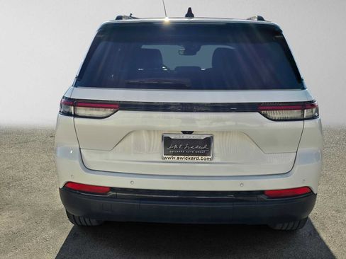 Used 2024 Jeep Grand Cherokee Altitude RWD image 4