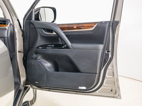 Used 2020 Lexus LX 570 4WD w/ Luxury Package image 26