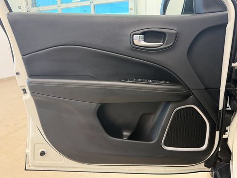 Used 2018 Jeep Compass Latitude FWD image 11