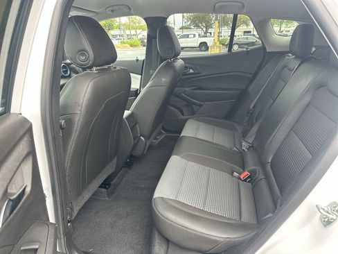 Used 2025 Chevrolet Trax LT w/ LT Convenience Package FWD image 31