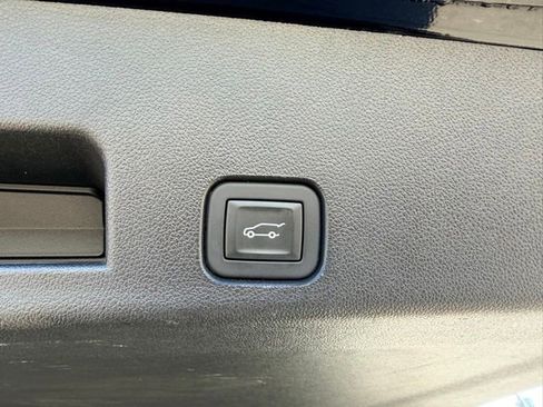 Used 2025 Chevrolet Traverse High Country AWD/4WD image 34