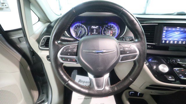 Used 2020 Chrysler Pacifica Touring-L FWD image 20