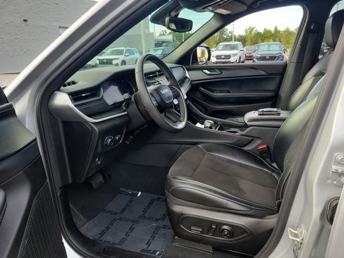 Used 2024 Jeep Grand Cherokee Altitude RWD image 15