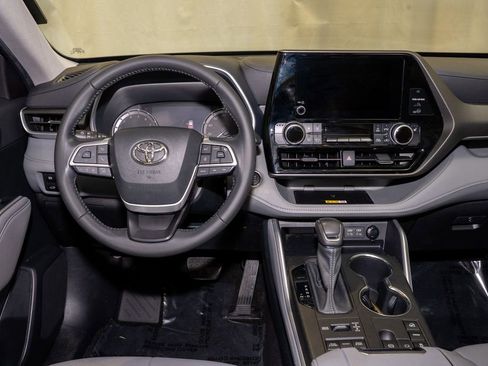 Certified 2023 Toyota Highlander XLE image 7